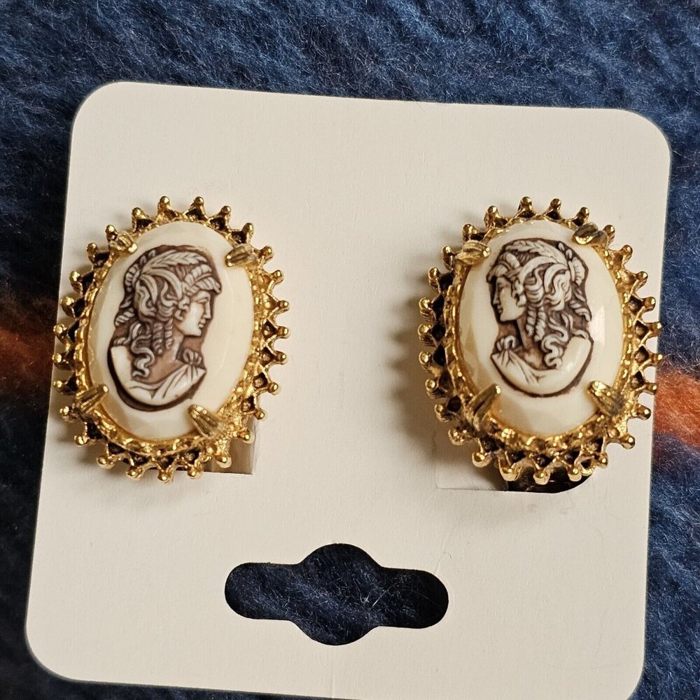 VTG Florenza Victorian Revival Cameo Earrings Ivory Acrylic Regency Gold Tone